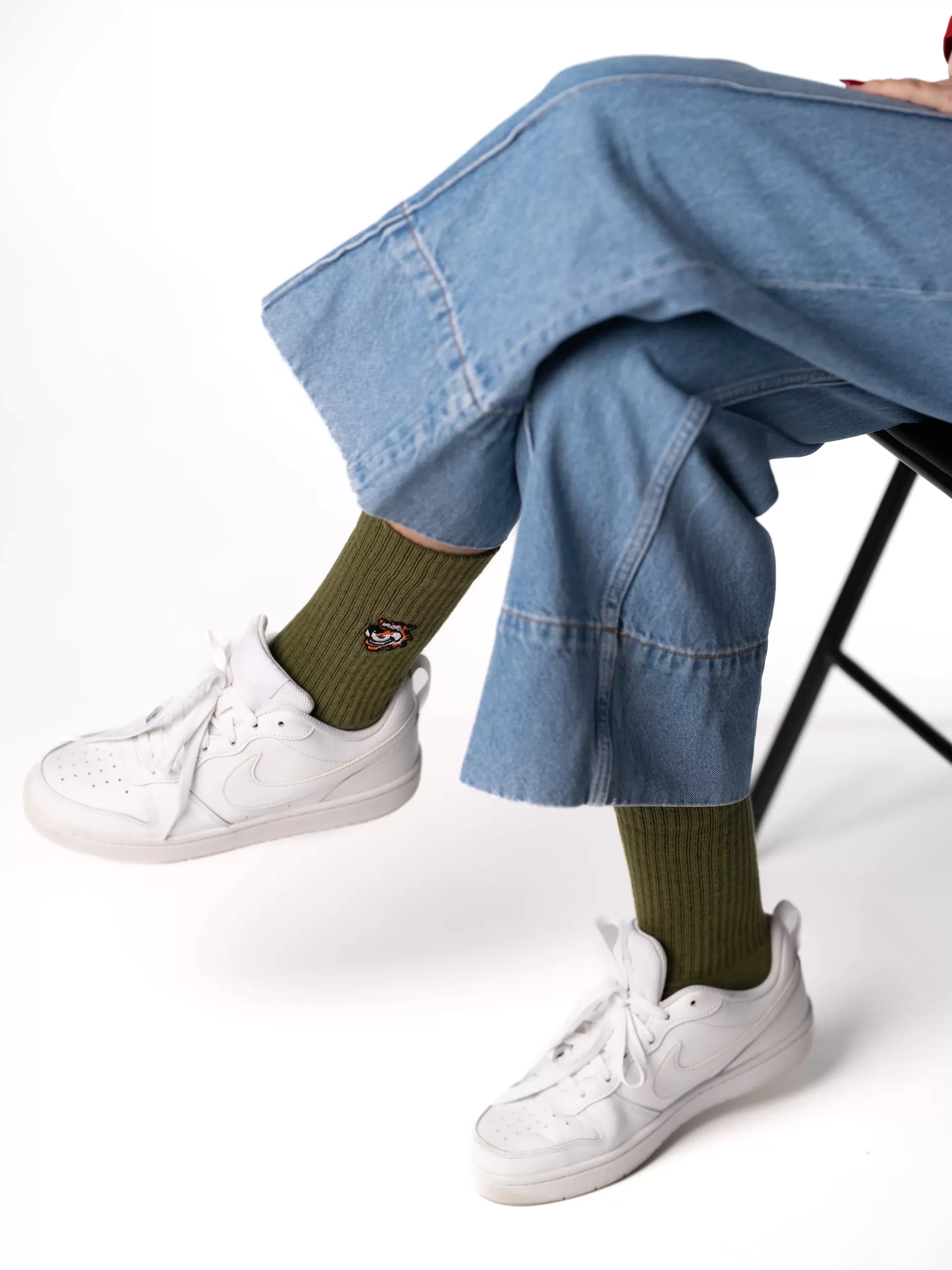 Olive crew čarape Good Willy – maslinasto zelene premium
Maslinasto zelene čarape – detalj logotipa tigra
Tuscany Olive čarape na nozi – lifestyle prikaz
Olive premium čarape – close up teksture
Sportske carape