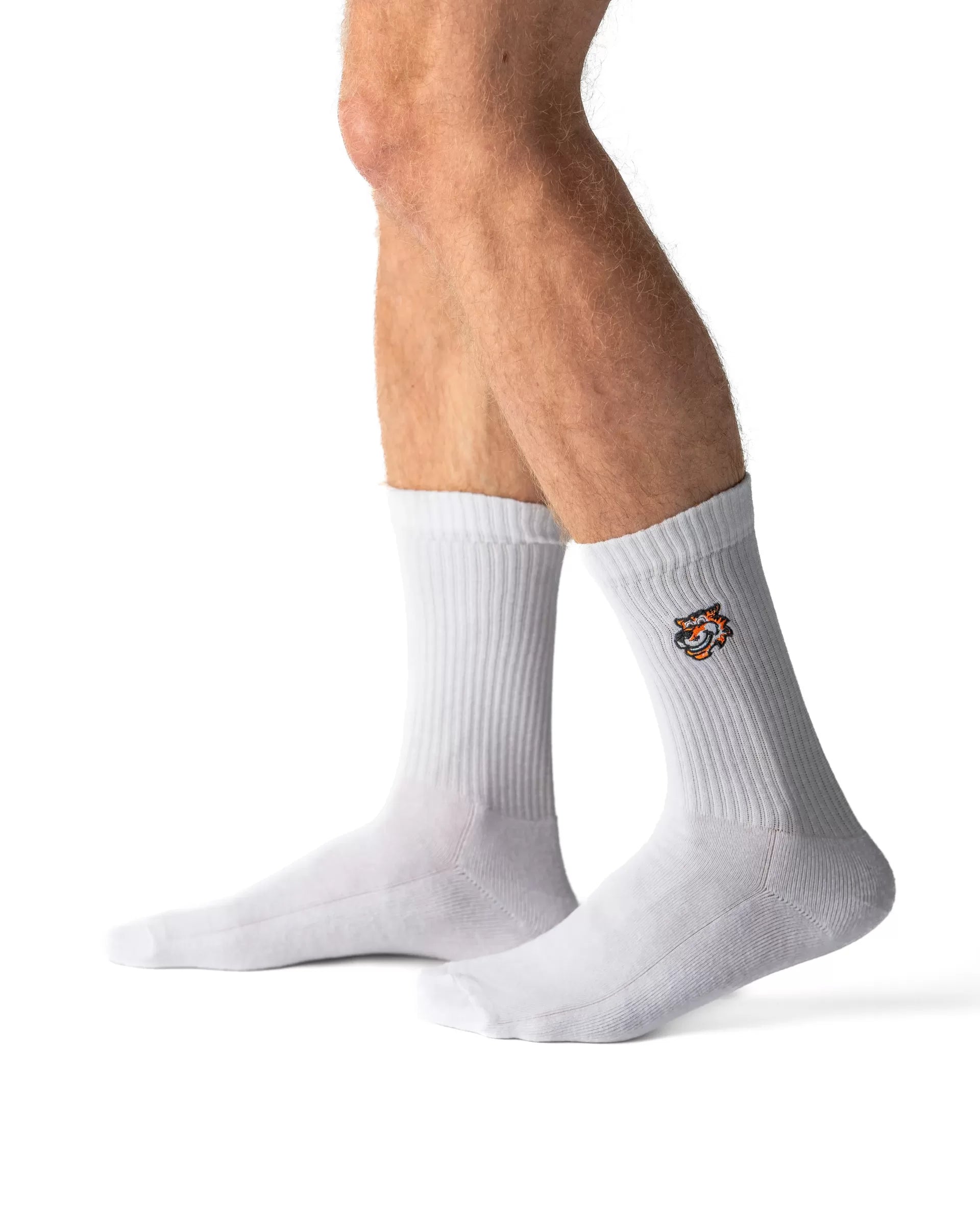 Snow White crew čarape Good Willy – čista belina premium pamuka
Bele crew čarape – detalj logotipa tigra
White čarape na nozi – lifestyle prikaz
Premium bele čarape – close up materijala