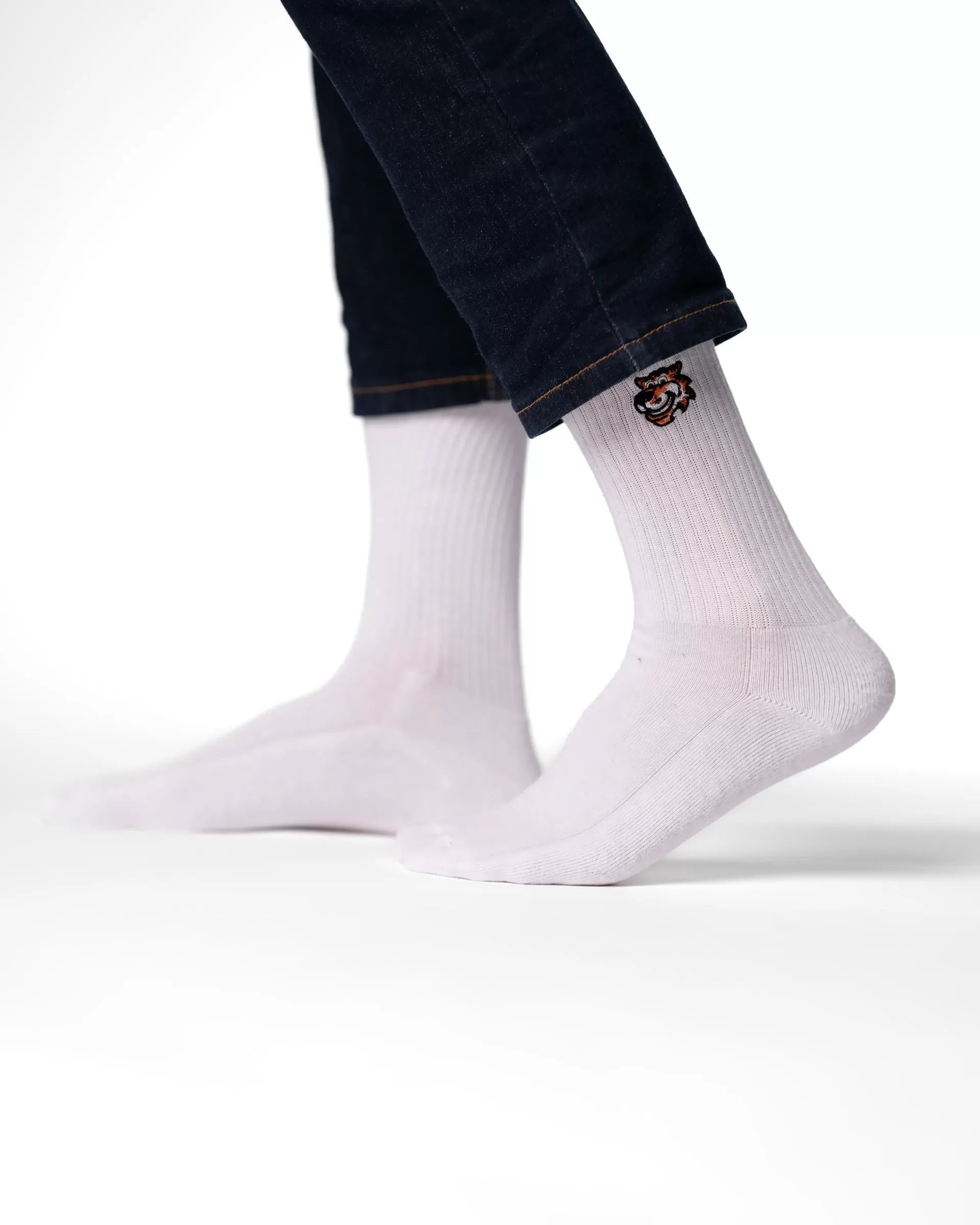 Snow White crew čarape Good Willy – čista belina premium pamuka
Bele crew čarape – detalj logotipa tigra
White čarape na nozi – lifestyle prikaz
Premium bele čarape – close up materijala