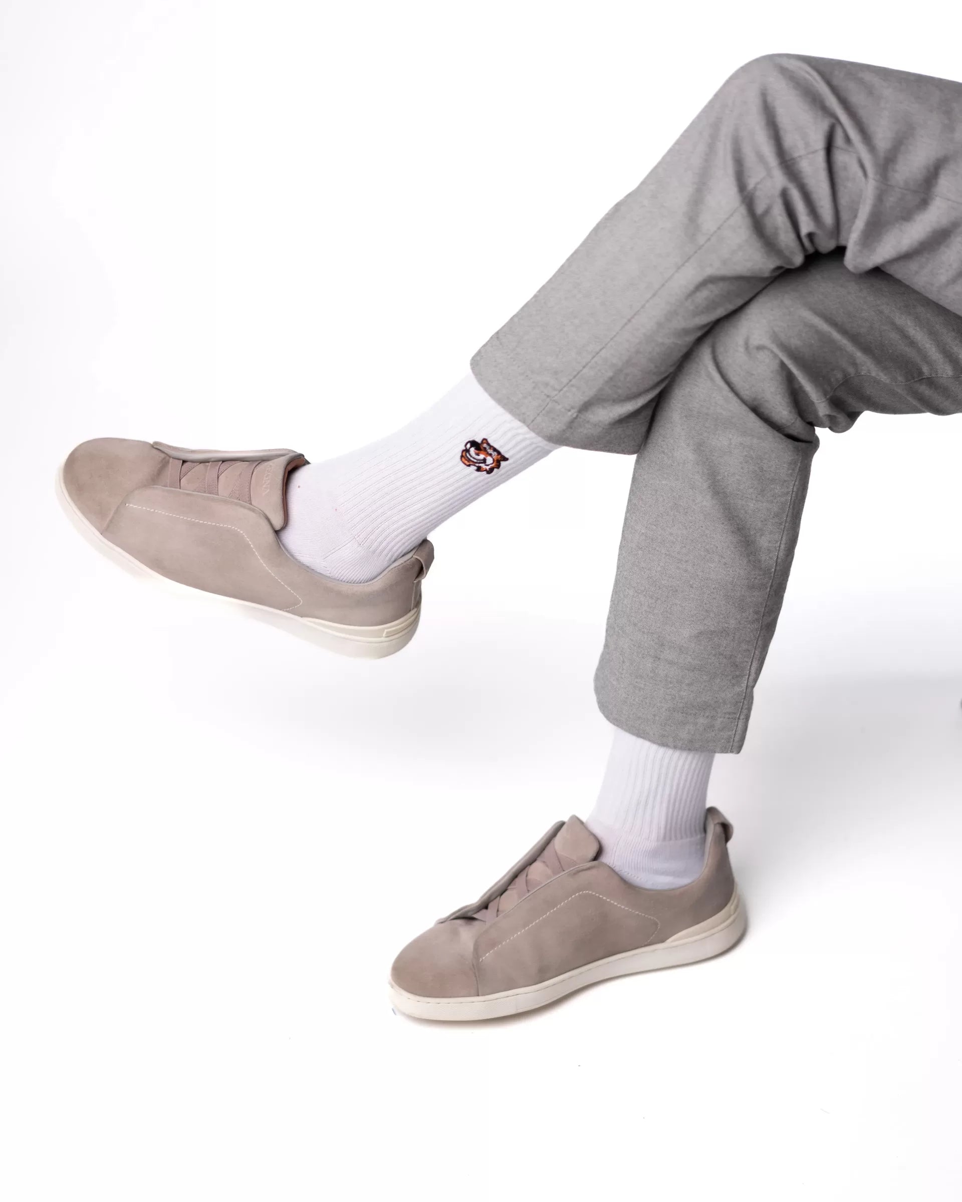 Snow White crew čarape Good Willy – čista belina premium pamuka
Bele crew čarape – detalj logotipa tigra
White čarape na nozi – lifestyle prikaz
Premium bele čarape – close up materijala