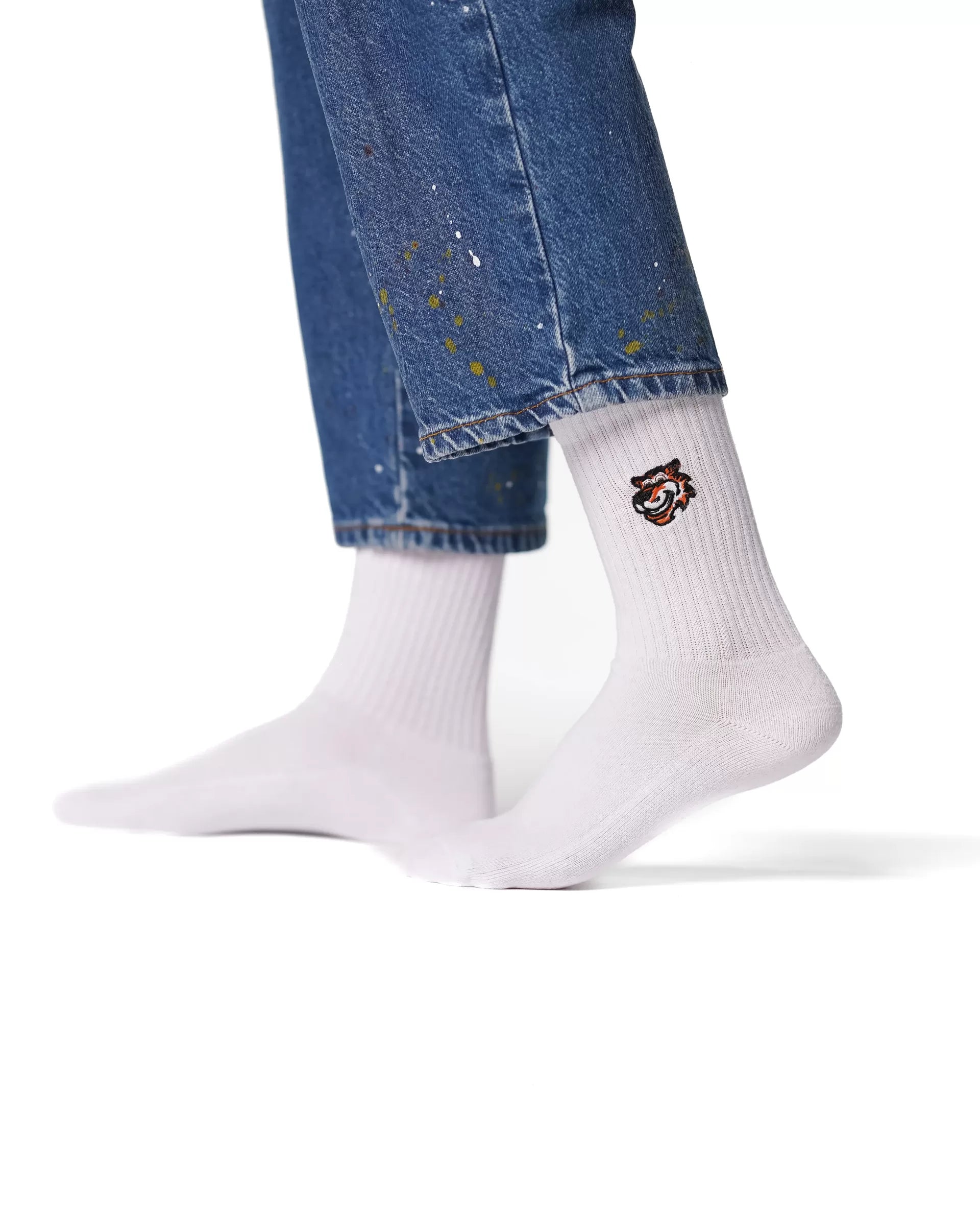 Snow White crew čarape Good Willy – čista belina premium pamuka
Bele crew čarape – detalj logotipa tigra
White čarape na nozi – lifestyle prikaz
Premium bele čarape – close up materijala