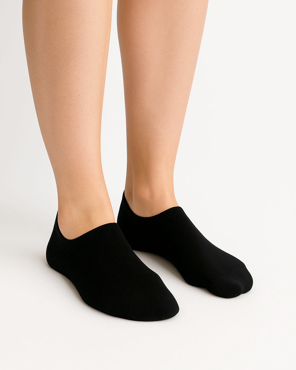 Crne bambus kratke čarape Good Willy – antibakterijske i ultra mekane
Bambus crne čarape – close up materijala
Crne bambus čarape na nozi – lifestyle prikaz