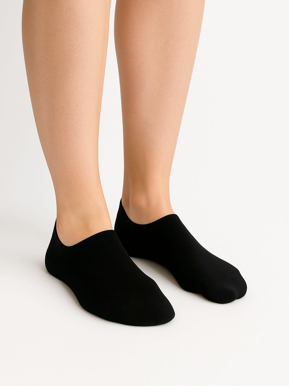 Crne bambus kratke čarape Good Willy – antibakterijske i ultra mekane
Bambus crne čarape – close up materijala
Crne bambus čarape na nozi – lifestyle prikaz