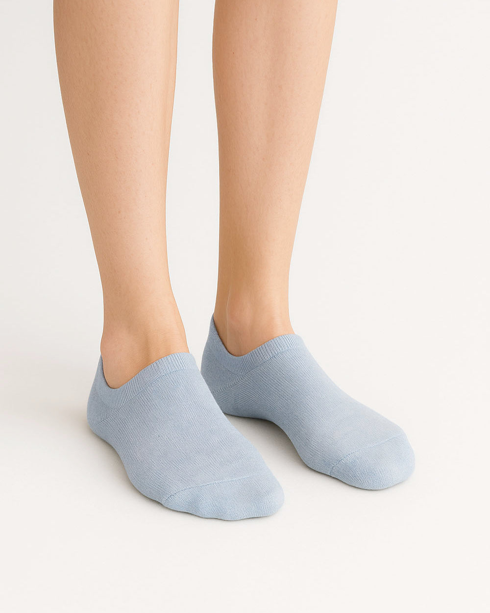Sive bambus kratke čarape Good Willy – antibakterijske i meke
Bambus sive čarape – close up materijala
Sive bambus čarape na nozi – lifestyle prikaz