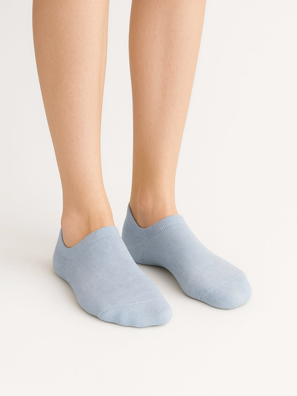 Sive bambus kratke čarape Good Willy – antibakterijske i meke
Bambus sive čarape – close up materijala
Sive bambus čarape na nozi – lifestyle prikaz