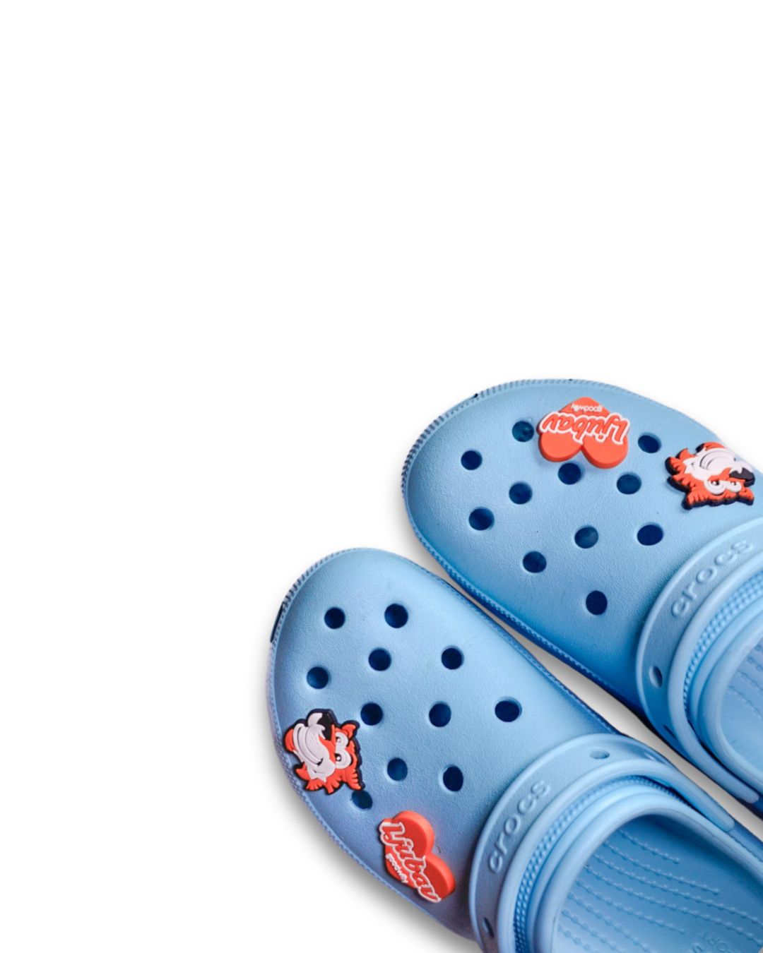 Crocs charms Good Willy – dodaci za personalizaciju obuće
Crocs charms set – zabavni i dekorativni motivi
Crocs charms na cipelama – lifestyle prikaz
Crocs charms close up – detalj dizajna
Crocs charms na Crocs patikama – personalizovani stil
Premium Crocs charms – izdržljiv vodootporan materijal