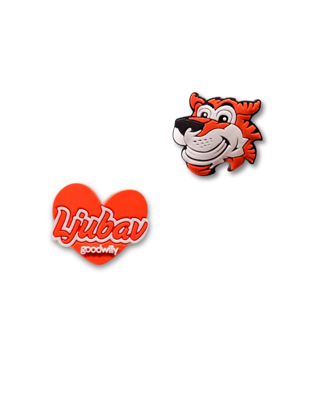 Crocs charms Good Willy – dodaci za personalizaciju obuće
Crocs charms set – zabavni i dekorativni motivi
Crocs charms na cipelama – lifestyle prikaz
Crocs charms close up – detalj dizajna
ljubav tigar