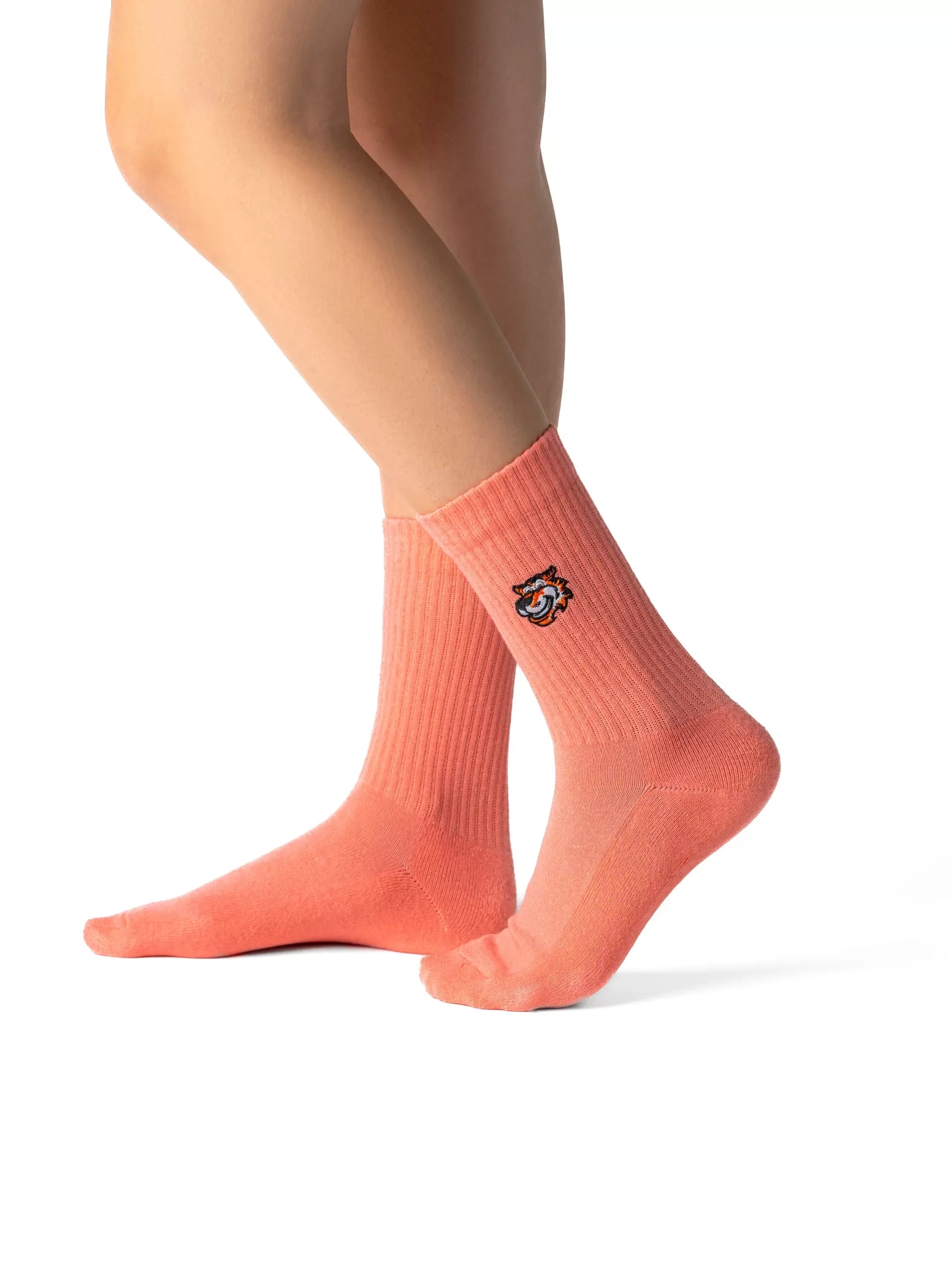 Peach crew čarape Good Willy – breskva nijansa premium
Breskva crew čarape – detalj logotipa tigra
Peach čarape na nozi – lifestyle prikaz
Premium Peach čarape – close up teksture