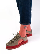 Peach crew čarape Good Willy – breskva nijansa premium
Breskva crew čarape – detalj logotipa tigra
Peach čarape na nozi – lifestyle prikaz
Premium Peach čarape – close up teksture