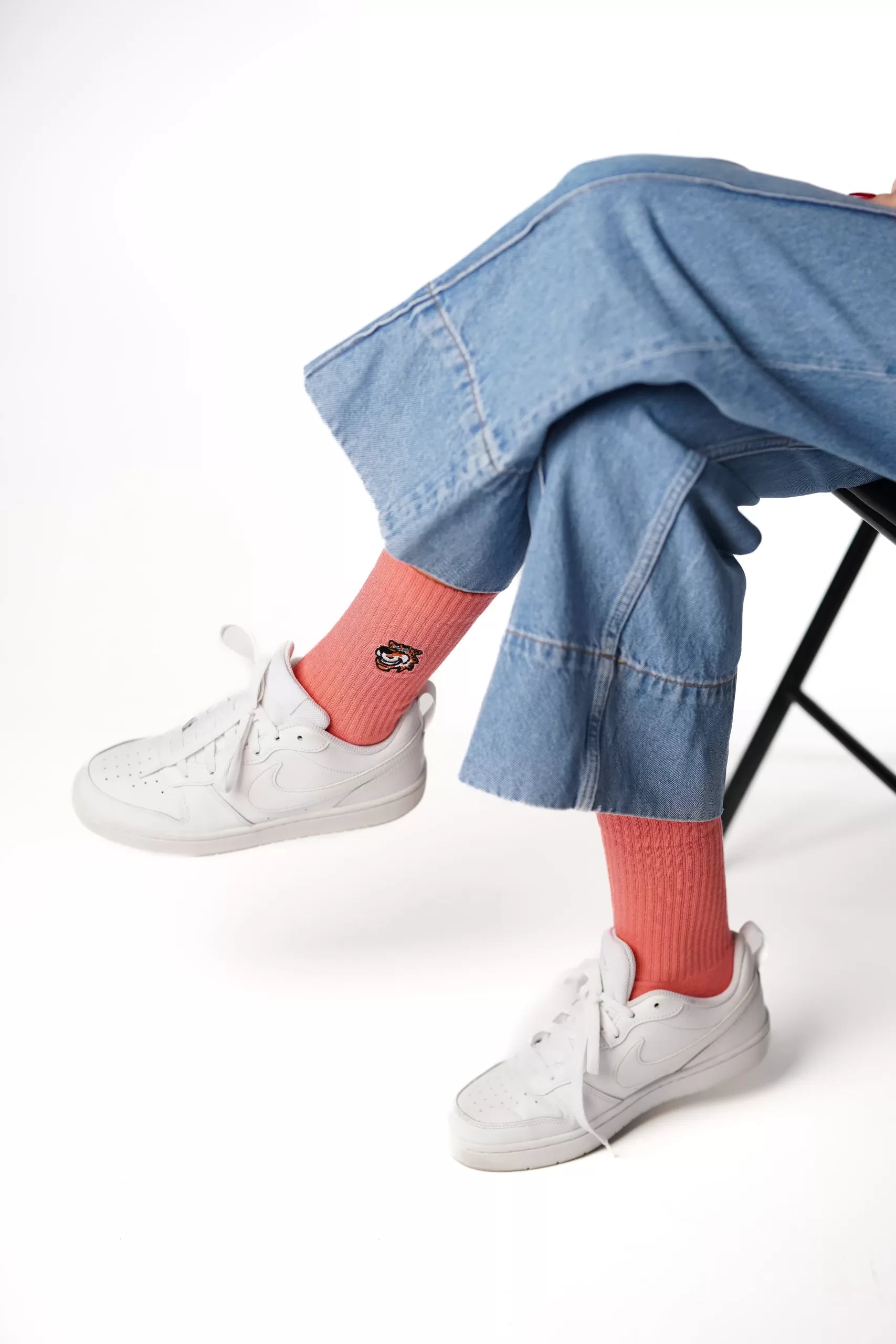 Peach crew čarape Good Willy – breskva nijansa premium
Breskva crew čarape – detalj logotipa tigra
Peach čarape na nozi – lifestyle prikaz
Premium Peach čarape – close up teksture