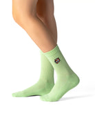 Mint Green crew čarape Good Willy – sveža zelena nijansa
Mint Green čarape – detalj logotipa tigra
Mint čarape na nozi – lifestyle prikaz
Premium mint čarape – close up teksture
carape za crossfit