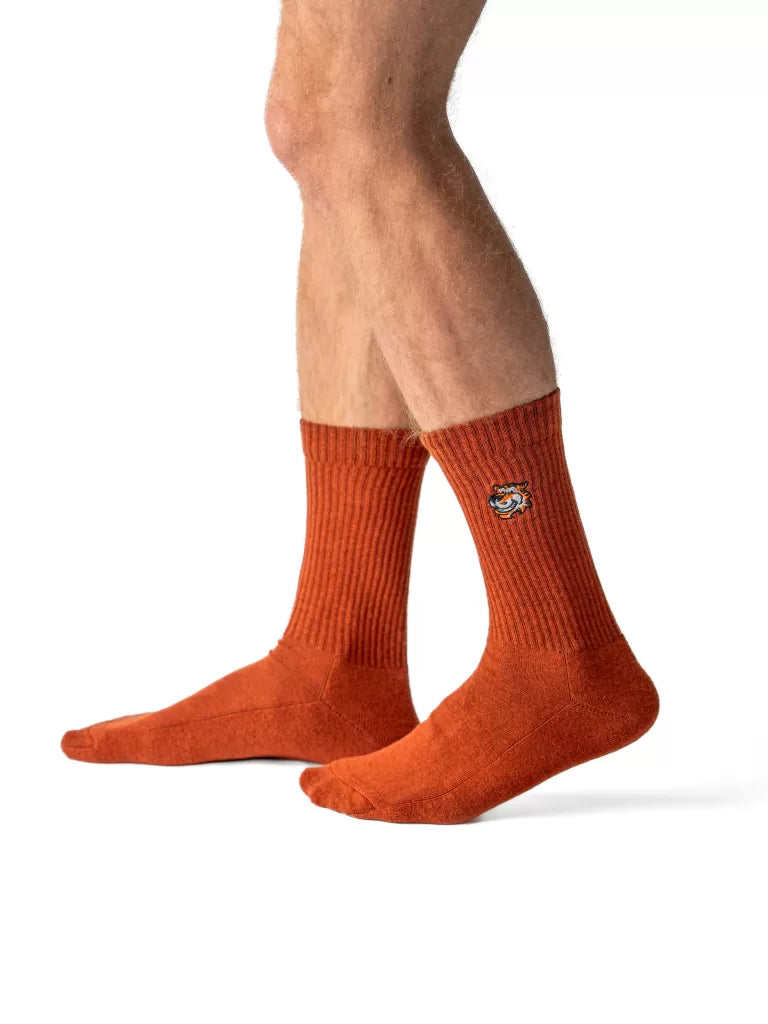 Brown crew čarape Good Willy – old money stil
Braon crew čarape – detalj logotipa tigra
Brown čarape na nozi – lifestyle prikaz
Premium braon čarape – close up materijala
Carape za crossfit