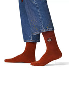 Brown crew čarape Good Willy – old money stil
Braon crew čarape – detalj logotipa tigra
Brown čarape na nozi – lifestyle prikaz
Premium braon čarape – close up materijala
Carape za crossfit