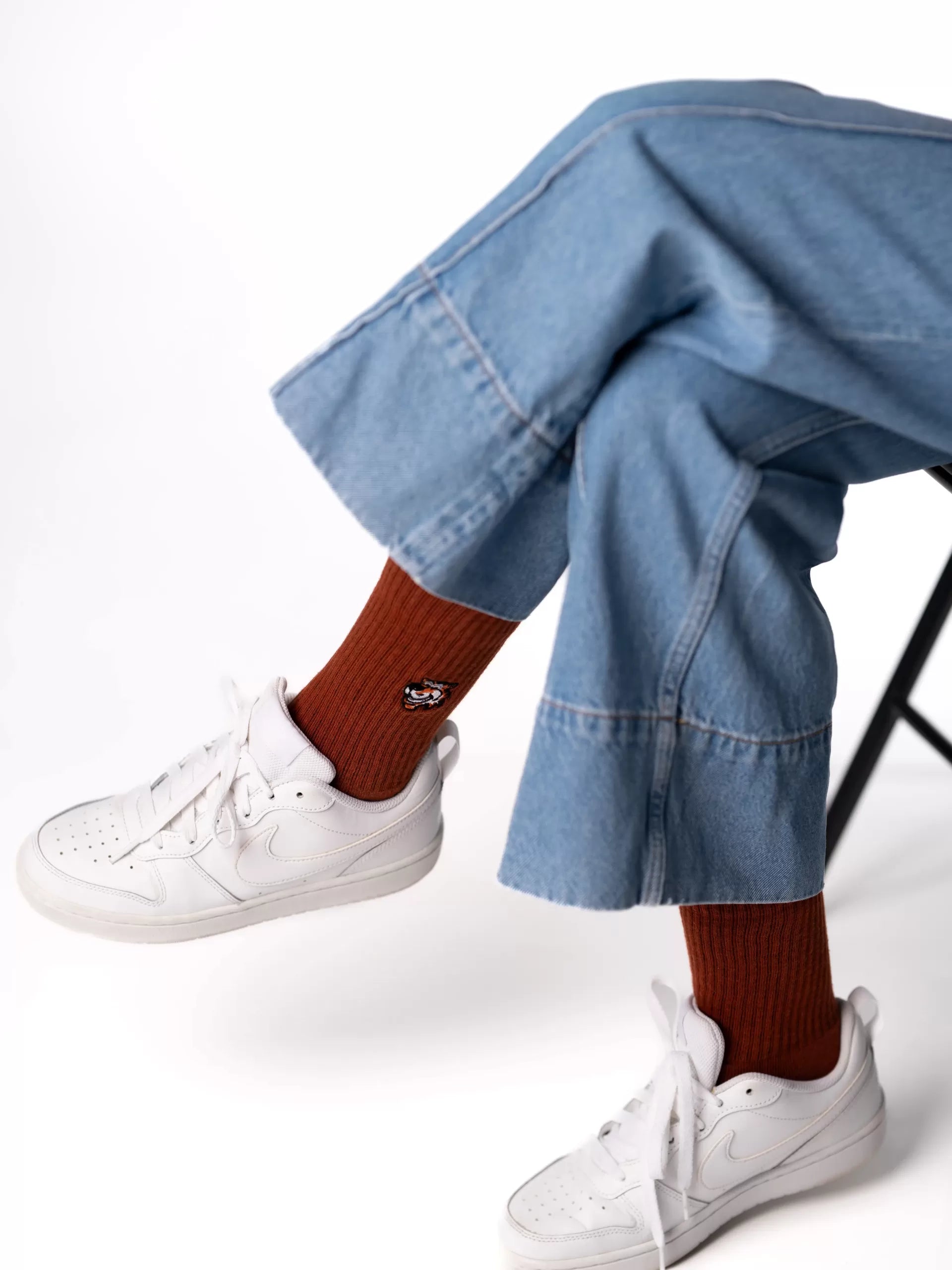 Brown crew čarape Good Willy – old money stil
Braon crew čarape – detalj logotipa tigra
Brown čarape na nozi – lifestyle prikaz
Premium braon čarape – close up materijala
Carape za crossfit