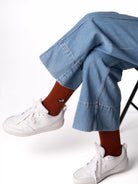 Brown crew čarape Good Willy – old money stil
Braon crew čarape – detalj logotipa tigra
Brown čarape na nozi – lifestyle prikaz
Premium braon čarape – close up materijala
Carape za crossfit