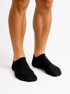 Crne bambus kratke čarape Good Willy – antibakterijske i ultra mekane
Bambus crne čarape – close up materijala
Crne bambus čarape na nozi – lifestyle prikaz