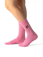 Pink crew čarape Good Willy – premium pamuk
Pink čarape – detalj logotipa tigra Good Willy
Pink crew čarape na nozi – lifestyle prikaz
Premium roze čarape Good Willy – close up materijala
Pastelno roze crew čarape – moderni streetwear stil