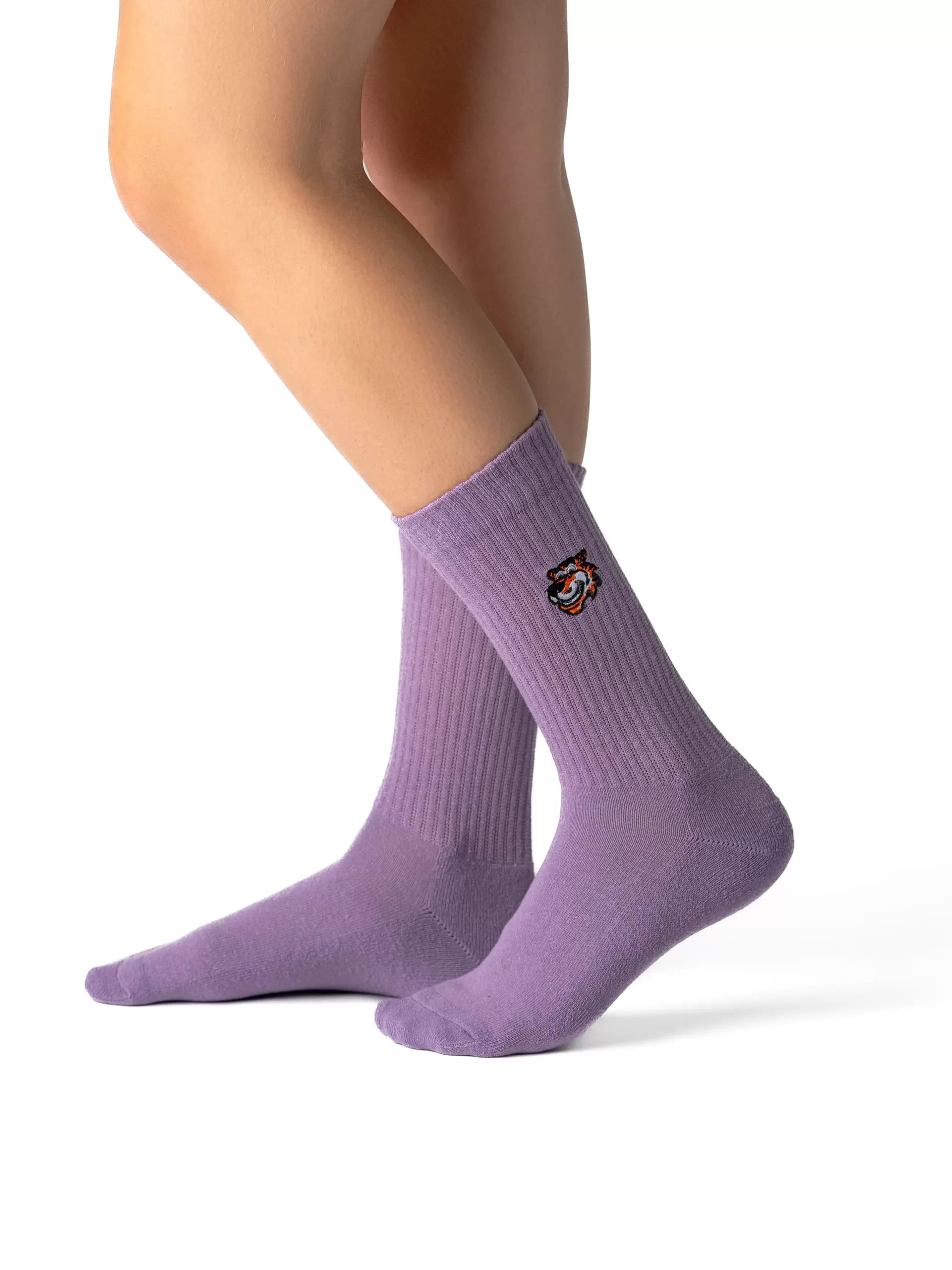 Provence Lilac crew čarape Good Willy – premium pamuk
Provence Lilac čarape na nozi – lifestyle prikaz
Provence Lilac premium čarape – detalj logotipa tigra
Ljubičaste crew čarape Good Willy – bočni prikaz
Provence Lilac čarape – close up materijala