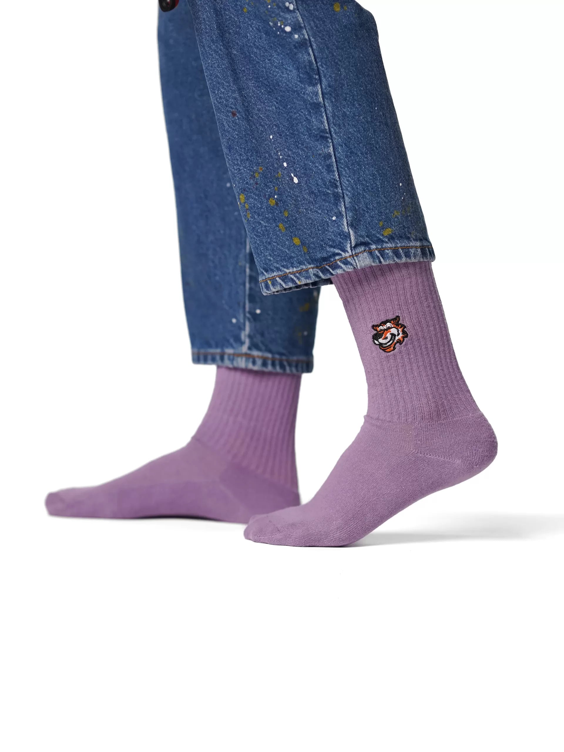 Provence Lilac crew čarape Good Willy – premium pamuk
Provence Lilac čarape na nozi – lifestyle prikaz
Provence Lilac premium čarape – detalj logotipa tigra
Ljubičaste crew čarape Good Willy – bočni prikaz
Provence Lilac čarape – close up materijala