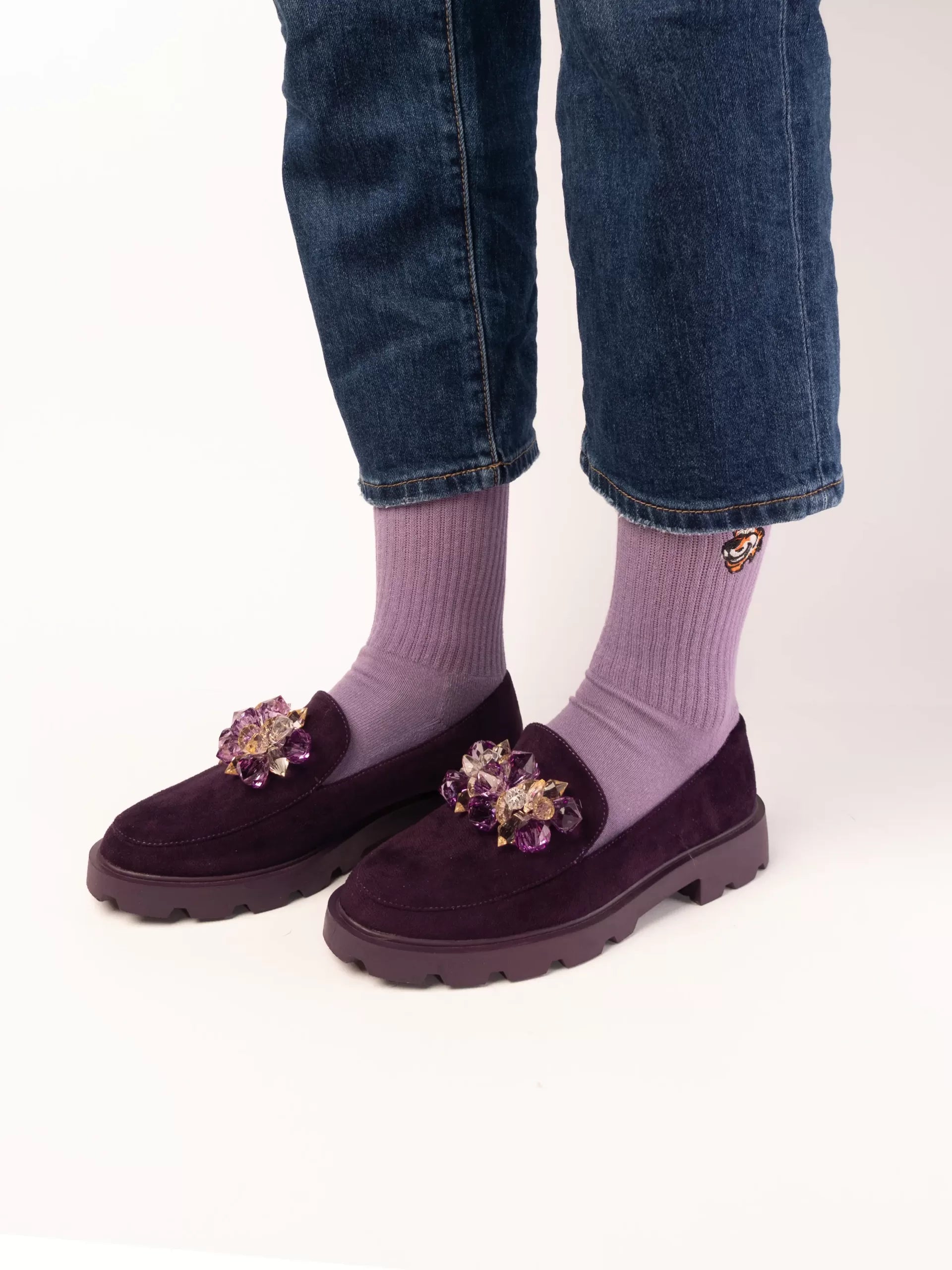 Provence Lilac crew čarape Good Willy – premium pamuk
Provence Lilac čarape na nozi – lifestyle prikaz
Provence Lilac premium čarape – detalj logotipa tigra
Ljubičaste crew čarape Good Willy – bočni prikaz
Provence Lilac čarape – close up materijala