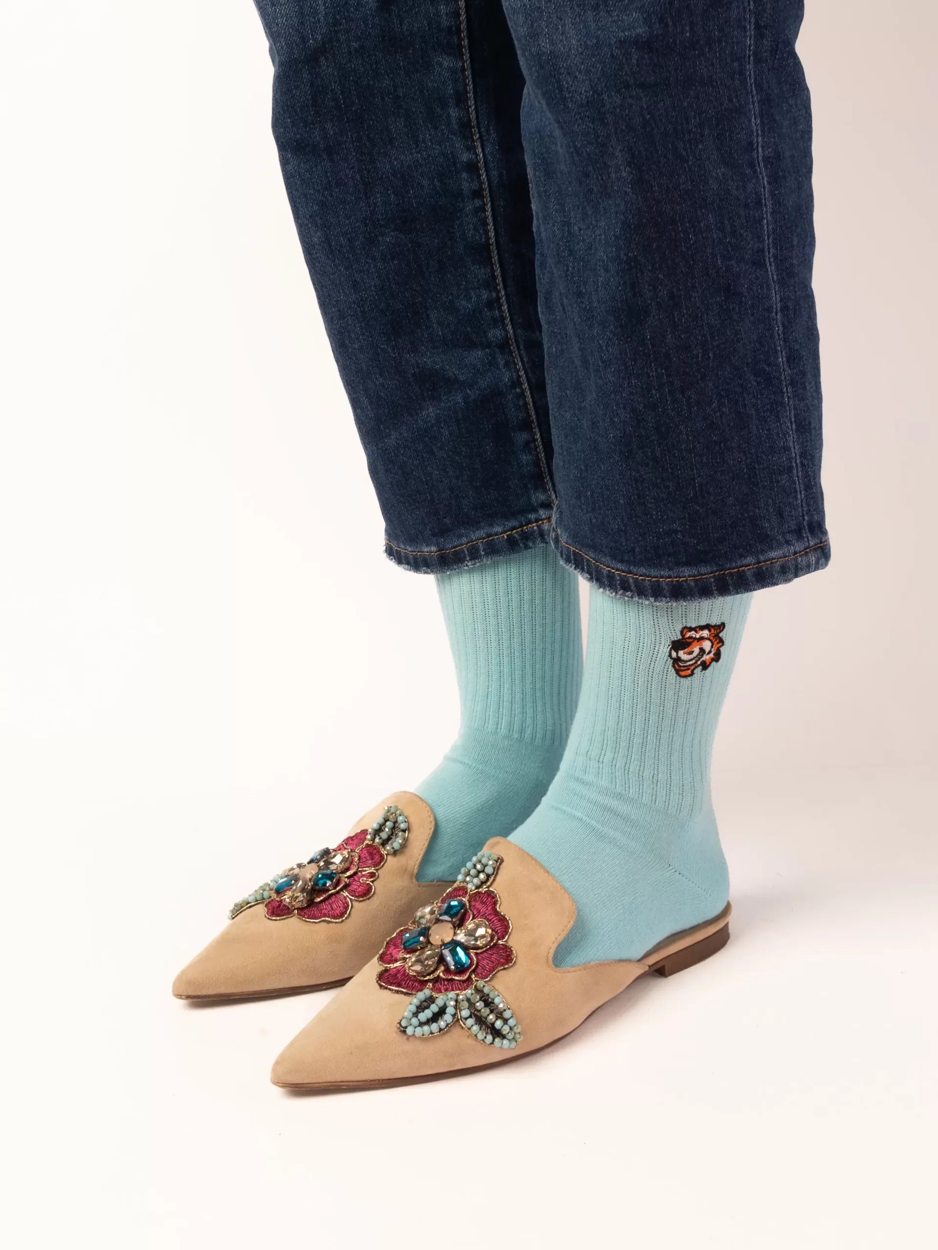 Light Blue crew čarape Good Willy – premium udobnost
Svetloplave crew čarape – detalj logotipa tigra
Light Blue čarape na nozi – lifestyle prikaz
Premium svetloplave čarape – close up teksture