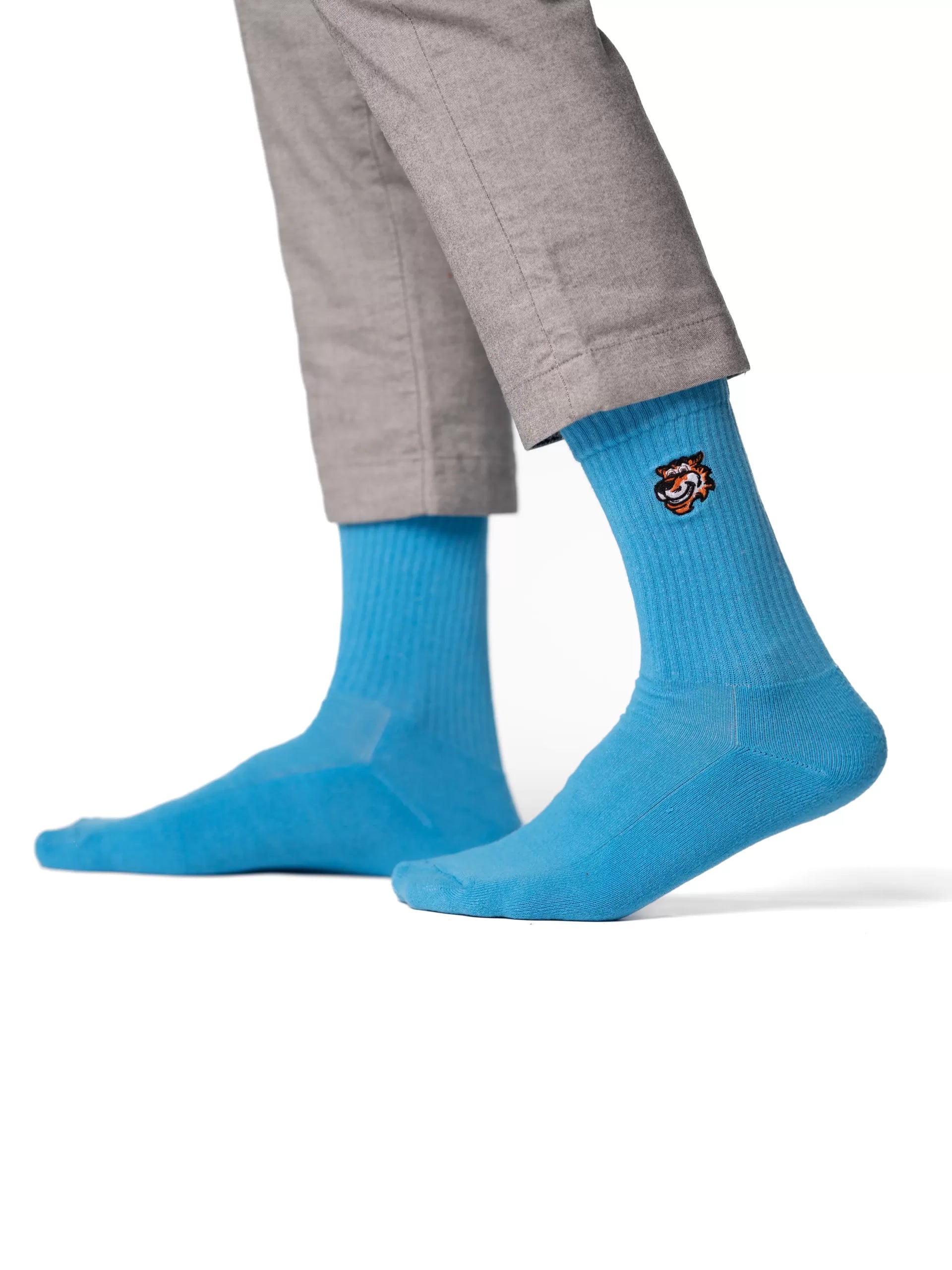 Blue crew čarape Good Willy – premium udobnost
Plave crew čarape – detalj logotipa tigra
Blue čarape na nozi – lifestyle prikaz
Premium plave čarape – close up materijala
Plave sportske carape