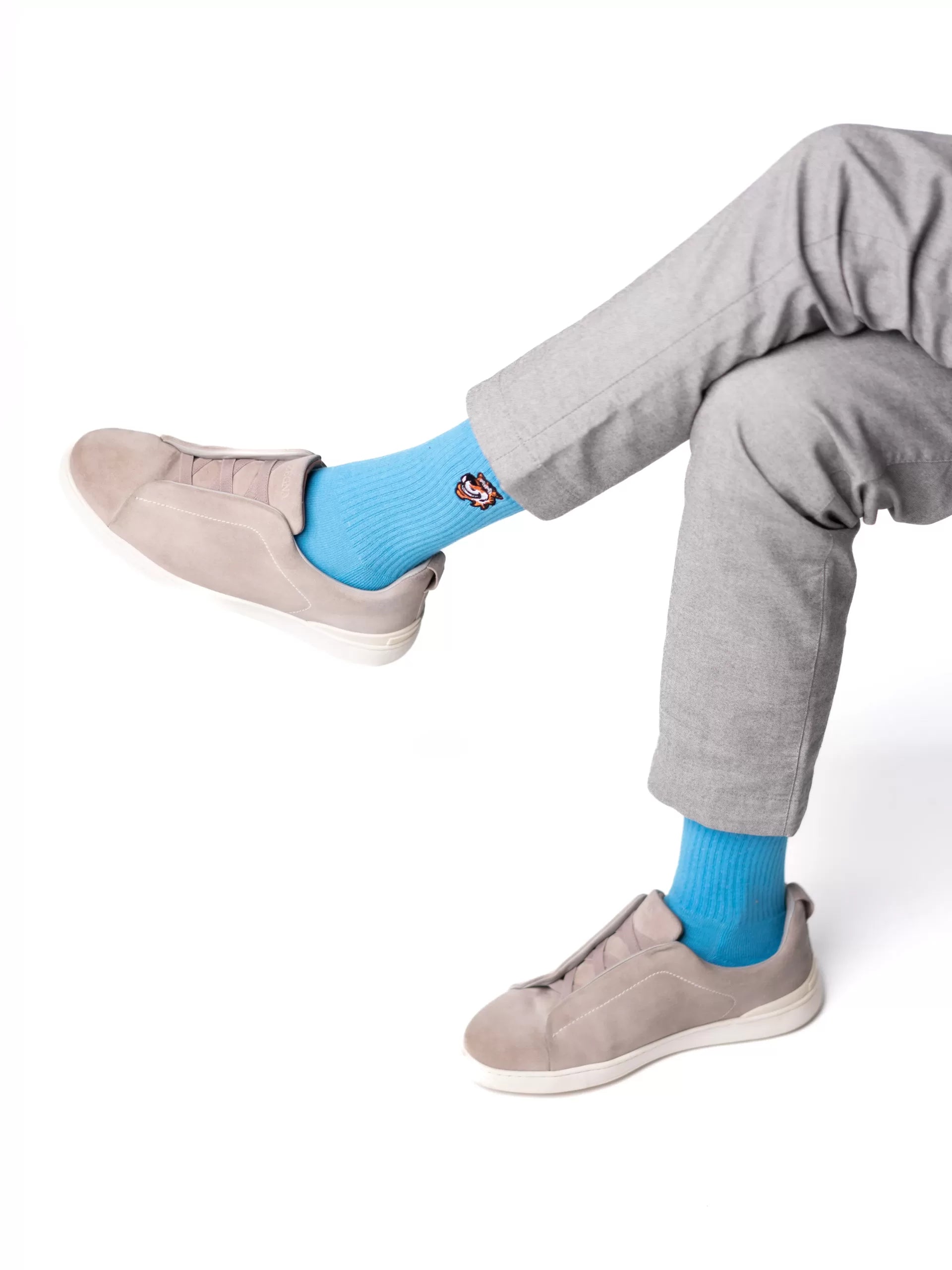 Blue crew čarape Good Willy – premium udobnost
Plave crew čarape – detalj logotipa tigra
Blue čarape na nozi – lifestyle prikaz
Premium plave čarape – close up materijala
Plave sportske carape