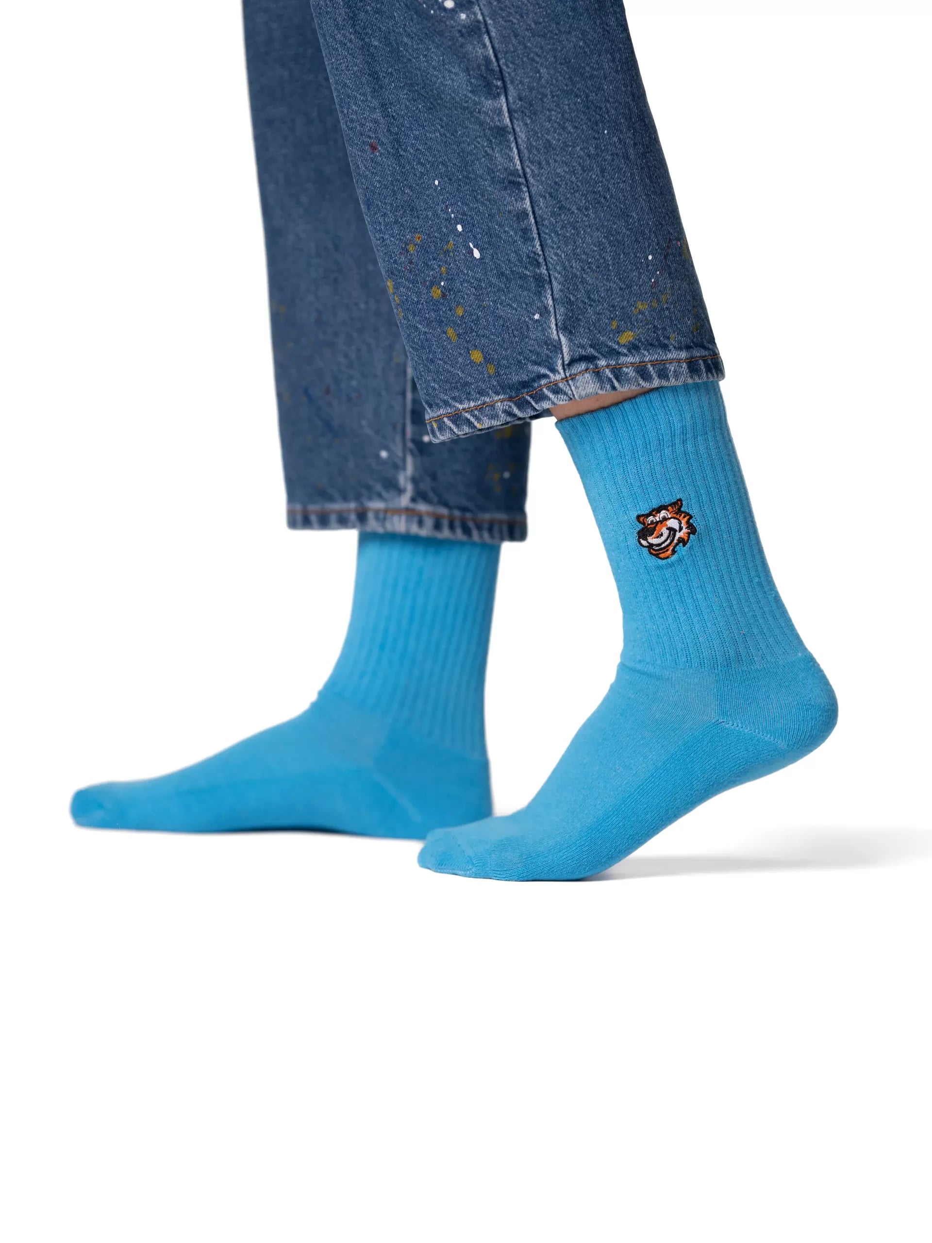 Blue crew čarape Good Willy – premium udobnost
Plave crew čarape – detalj logotipa tigra
Blue čarape na nozi – lifestyle prikaz
Premium plave čarape – close up materijala
Plave sportske carape