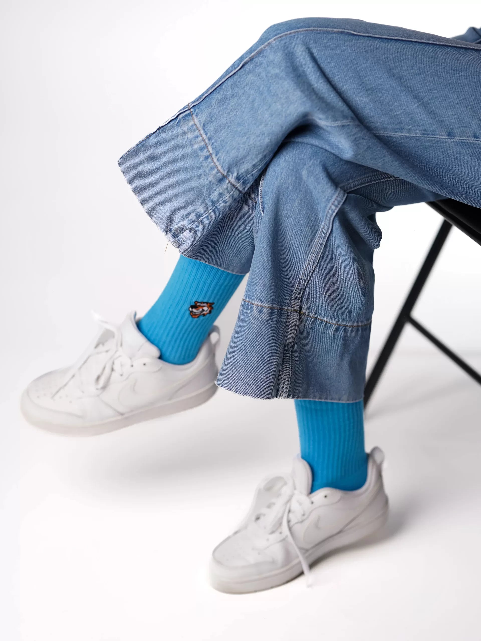 Blue crew čarape Good Willy – premium udobnost
Plave crew čarape – detalj logotipa tigra
Blue čarape na nozi – lifestyle prikaz
Premium plave čarape – close up materijala
Plave sportske carape