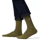 Olive crew čarape Good Willy – maslinasto zelene premium
Maslinasto zelene čarape – detalj logotipa tigra
Tuscany Olive čarape na nozi – lifestyle prikaz
Olive premium čarape – close up teksture
Sportske carape