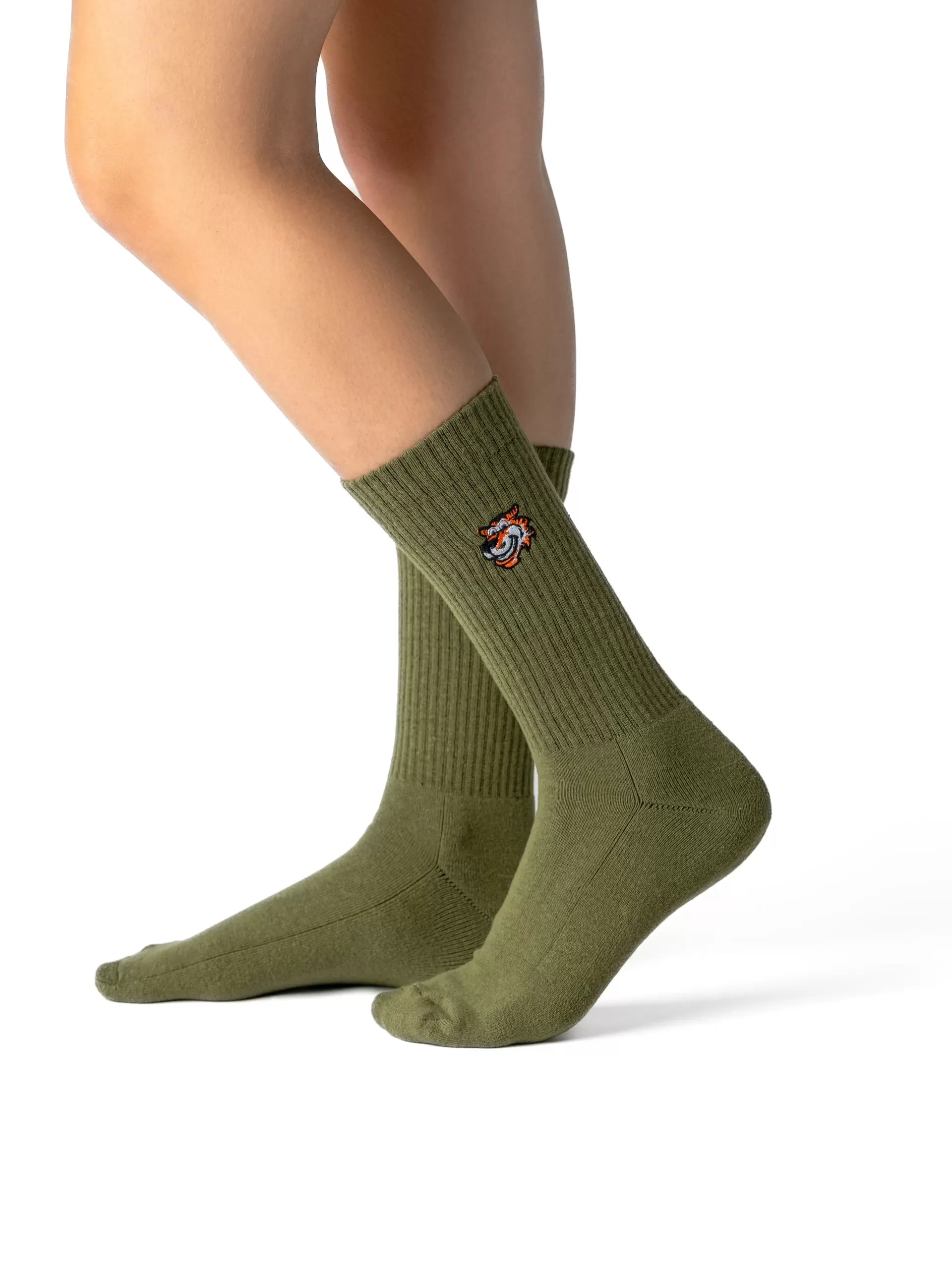 Olive crew čarape Good Willy – maslinasto zelene premium
Maslinasto zelene čarape – detalj logotipa tigra
Tuscany Olive čarape na nozi – lifestyle prikaz
Olive premium čarape – close up teksture
Sportske carape