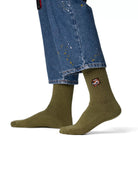 Olive crew čarape Good Willy – maslinasto zelene premium
Maslinasto zelene čarape – detalj logotipa tigra
Tuscany Olive čarape na nozi – lifestyle prikaz
Olive premium čarape – close up teksture
Sportske carape