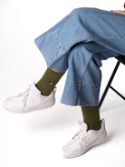 Olive crew čarape Good Willy – maslinasto zelene premium
Maslinasto zelene čarape – detalj logotipa tigra
Tuscany Olive čarape na nozi – lifestyle prikaz
Olive premium čarape – close up teksture
Sportske carape