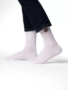 Snow White crew čarape Good Willy – čista belina premium pamuka
Bele crew čarape – detalj logotipa tigra
White čarape na nozi – lifestyle prikaz
Premium bele čarape – close up materijala