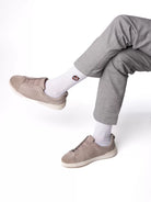 Snow White crew čarape Good Willy – čista belina premium pamuka
Bele crew čarape – detalj logotipa tigra
White čarape na nozi – lifestyle prikaz
Premium bele čarape – close up materijala