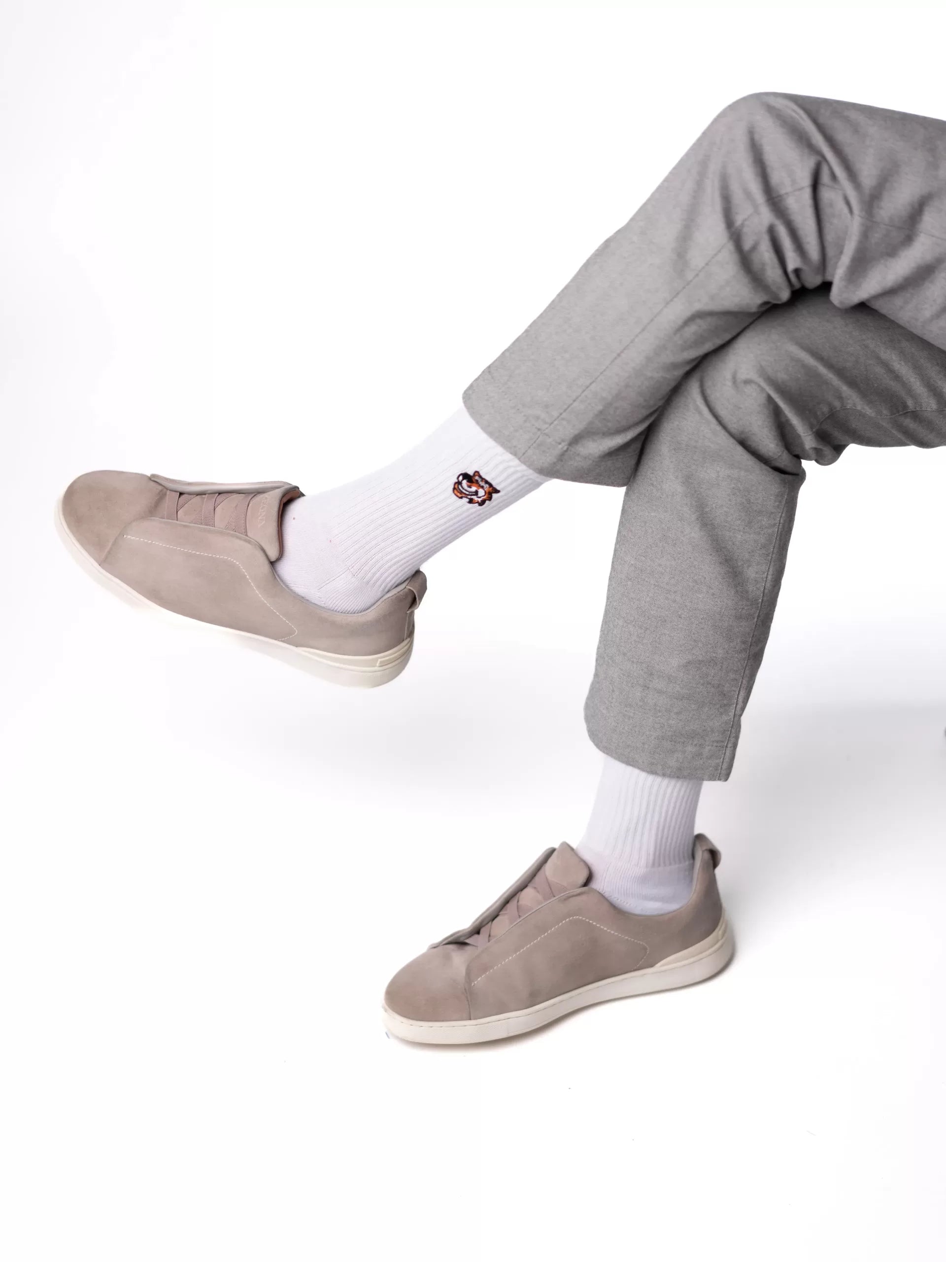 Snow White crew čarape Good Willy – čista belina premium pamuka
Bele crew čarape – detalj logotipa tigra
White čarape na nozi – lifestyle prikaz
Premium bele čarape – close up materijala