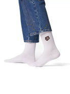 Snow White crew čarape Good Willy – čista belina premium pamuka
Bele crew čarape – detalj logotipa tigra
White čarape na nozi – lifestyle prikaz
Premium bele čarape – close up materijala