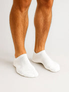 Bele bambus kratke čarape Good Willy – premium udobnost
Bambus bele čarape – close up vlakna
Bele bambus čarape na nozi – lifestyle prikaz