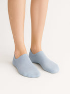 Sive bambus kratke čarape Good Willy – antibakterijske i meke
Bambus sive čarape – close up materijala
Sive bambus čarape na nozi – lifestyle prikaz
