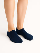 Teget bambus kratke čarape Good Willy – svežina i higijena
Bambus teget čarape – close up teksture
Teget bambus čarape na nozi – lifestyle prikaz